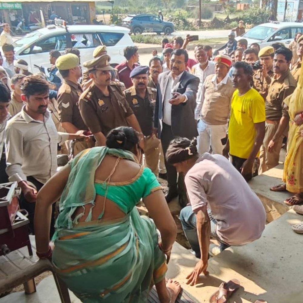 जालौन डीएम ने घायल दंपति को अस्पताल भिजवाया:निरीक्षण से लौटते समय सड़क हादसे में हुए थे घायल