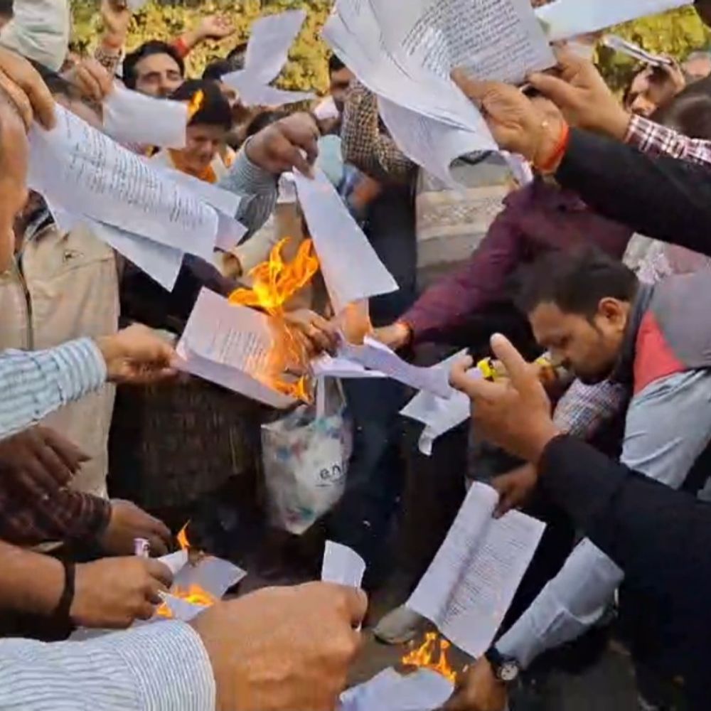 जालौन में टीईटी अनिवार्यता पर शिक्षकों का प्रदर्शन:केंद्रीय शिक्षा राज्यमंत्री जयंत चौधरी का किया विरोध, बयान की प्रतियां जलाईं