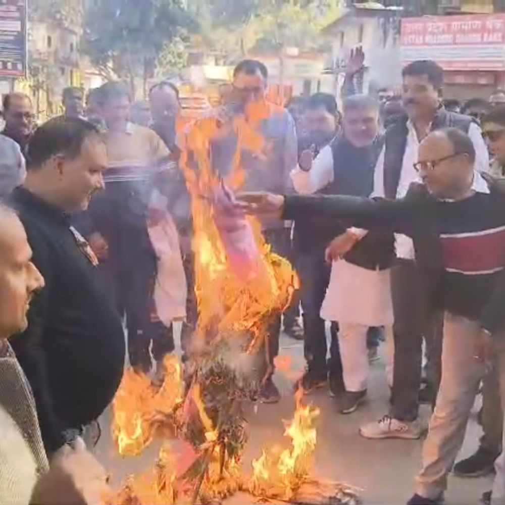 पुराने शिक्षकों का TET अनिवार्यता को लेकर विरोध किया:फतेहपुर में केंद्रीय शिक्षा राज्य मंत्री जयंत चौधरी का पुतला फूंका, आदेश वापसी की मांग