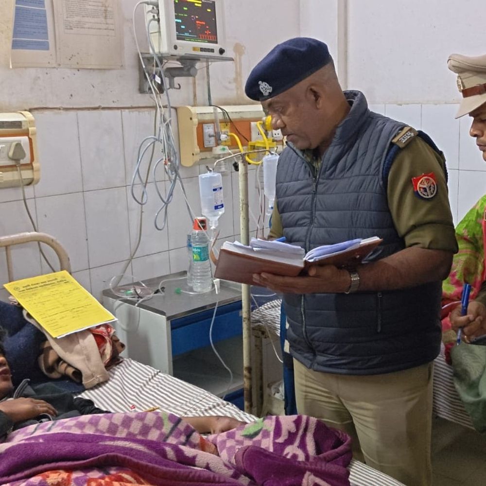 देवरिया में युवक पर हमला, VIDEO:लाठी-बेल्ट से पीटा, ईंट मारी; मेडिकल कॉलेज में भर्ती