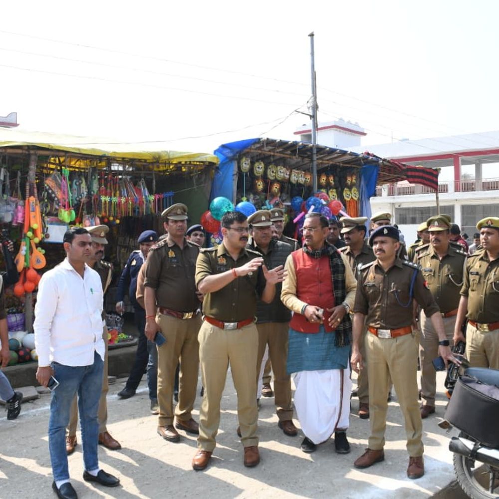 बागपत SP ने पुरा महादेव मंदिर सुरक्षा का जायजा लिया:महाशिवरात्रि मेले से पहले मंदिर कमेटी और पुजारी से की बातचीत, समस्याएं जानीं