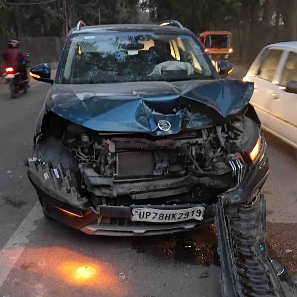 कानपुर में स्कोडा कार ने बाइक को टक्कर मारी:कैंट के मैस्कर घाट पर हुए हादसे में एक गंभीर घायल, दोनों वाहन क्षतिग्रस्त