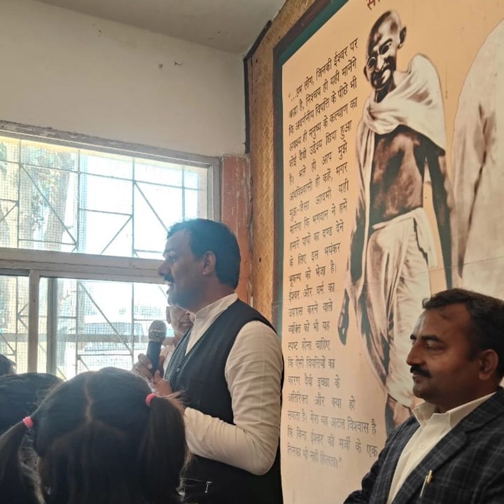 कटिहार के छात्रों ने गांधी घर का भ्रमण किया:पीएम श्री केंद्रीय विद्यालय के कक्षा 3 के विद्यार्थियों ने राष्ट्रपिता के आदर्श सीखे