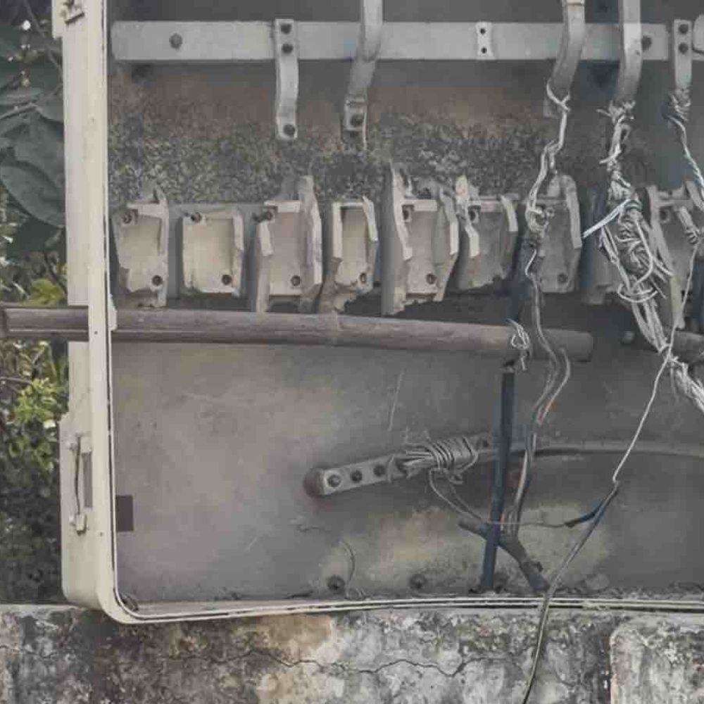 रामपुर में खुले ट्रांसफार्मर के नंगे तार:हाफिज साहब मजार के पासहादसे का खतरा, अधिकारी ने दिया आश्वासन