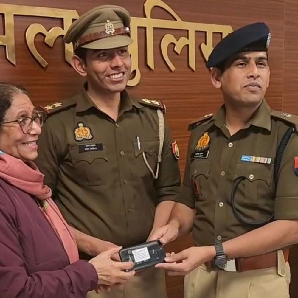 संभल पुलिस ने 89 मोबाइल बरामद कर लौटाए:क़ीमत 15 लाख रुपए, तीन महीने में 1000 से अधिक फोन सौंपे गए