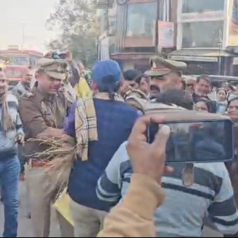 बागपत में जयंत चौधरी का पुतला जलाने का प्रयास:टीईटी अनिवार्यता पर शिक्षकों का विरोध, पुलिस से नोकझोंक