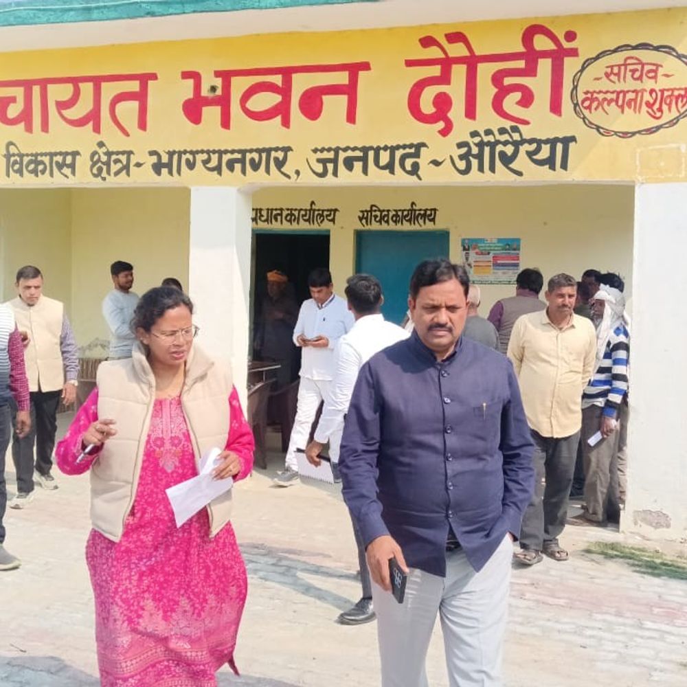 जिलाधिकारी ने बीएलओ को दिए निर्देश:लॉजिकल डिस्क्रिपेंसी निस्तारित करें, पीएम श्री विद्यालय में बच्चों को पढ़ाया