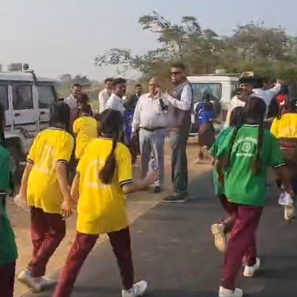 एकलव्य विद्यालय की 300 छात्राएं सड़क पर:  प्राचार्य के खिलाफ 7 KM पैदल चलकर कलेक्टर से मिलीं, बताईं शिकायतें – alirajpur News