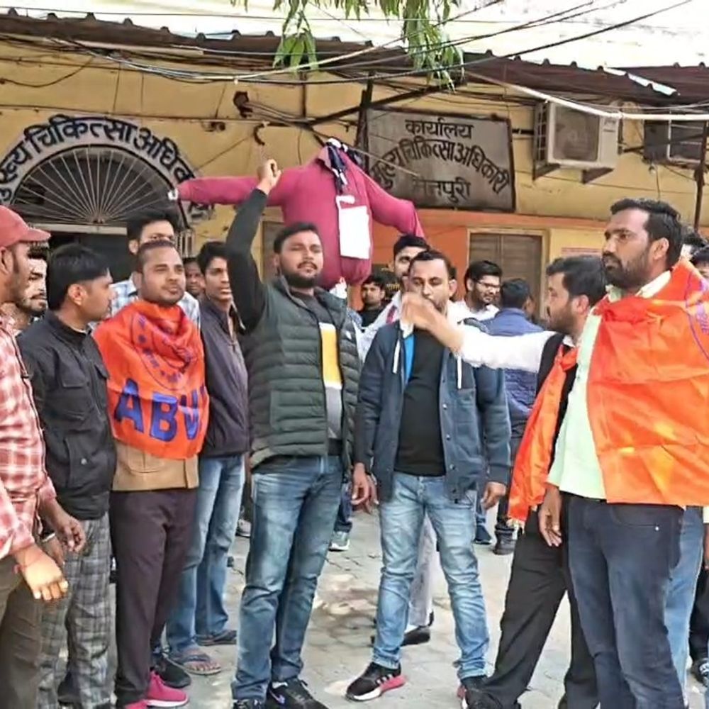 एल्बेंडाजोल दवा कांड पर ABVP का हंगामा, CMO ऑफिस घेरा:कीड़े की दवा से बिगड़ी थी बच्चों की तबीयत, स्वास्थ्य व्यवस्था पर फूटा गुस्सा