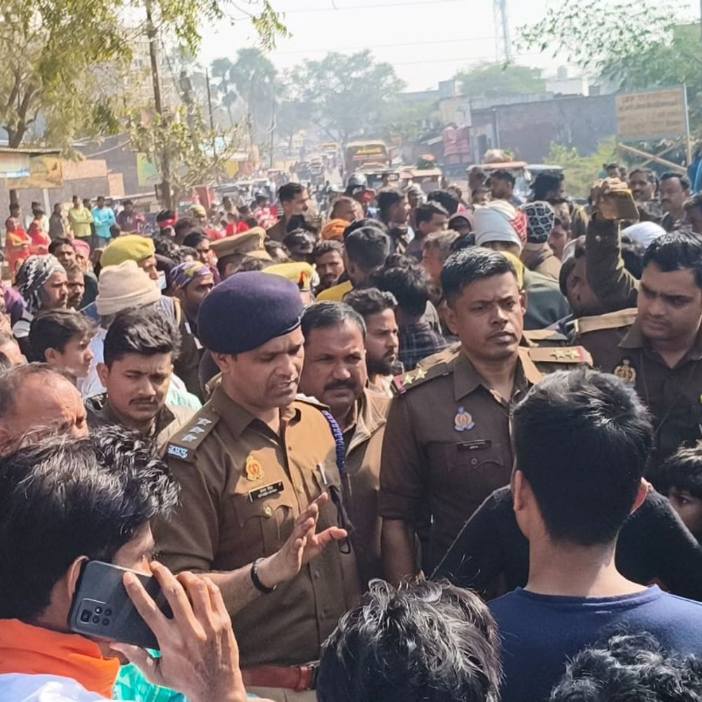 धन्नेपुर चौराहे पर जाम, अज्ञात पर केस दर्ज:मीरपुर मारपीट के बाद यातायात बाधित करने का आरोप