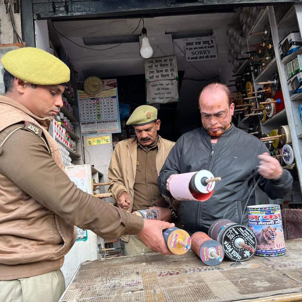 प्रयागराज में चाइनीज मांझे पर पुलिस का विशेष अभियान:योगी सरकार के आदेश पर खुल्दाबाद में औचक चेकिंग, दुकानों पर लगे नोटिस