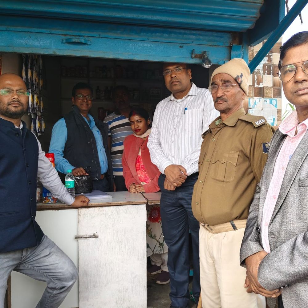 सुपौल में बगैर लाइसेंस संचालित दवा दुकान पर छापेमारी:49 प्रकार की दवाएं जब्त, 3 संदिग्ध सैंपल जांच को भेजे गए