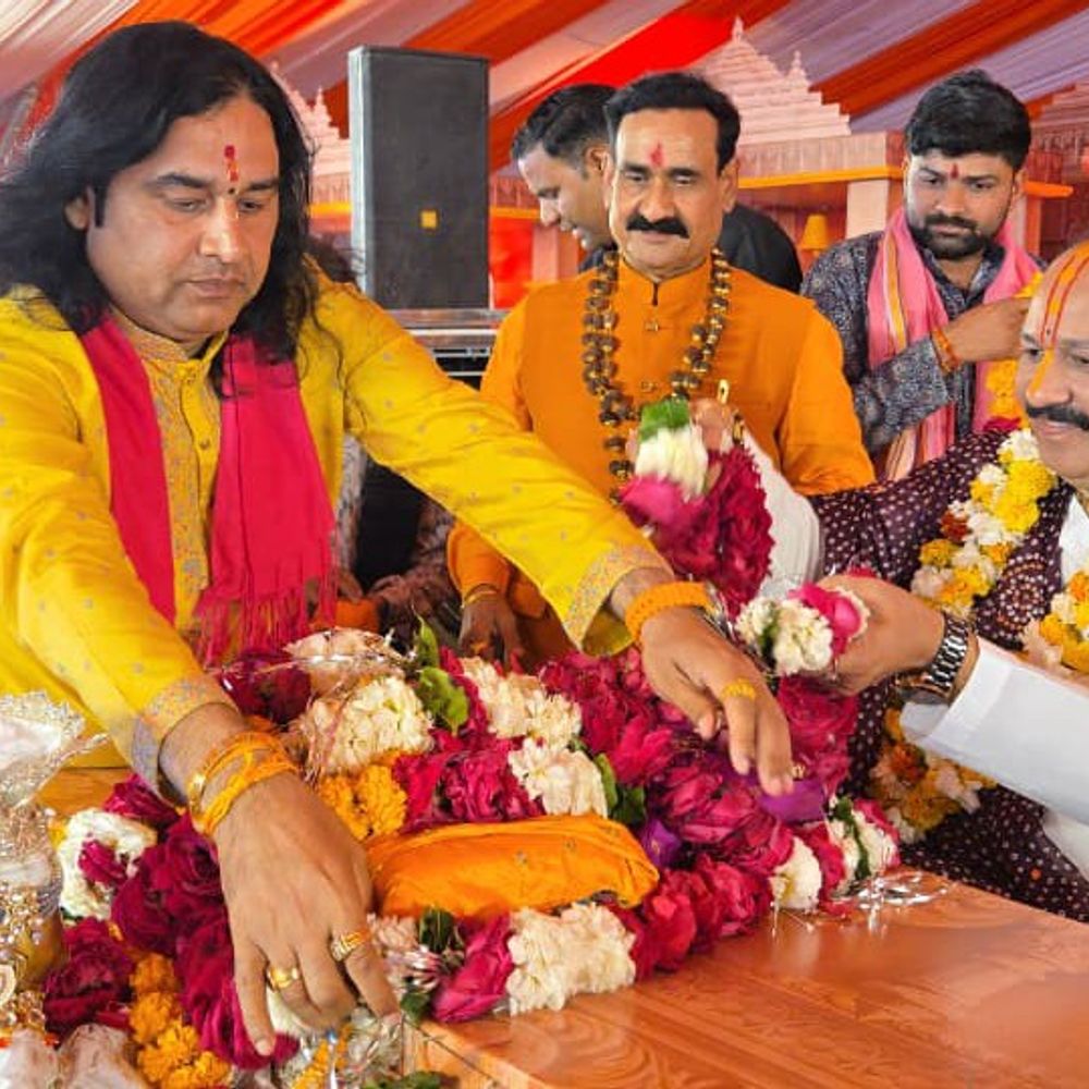 पंडित मिश्रा बोले- शिव कृपा से ही चमकते हैं ग्रह:नवग्रह पीठ प्राण प्रतिष्ठा में पहुंचे 50 हजार श्रद्धालु; देवकीनंदन ठाकुर बोले- सनातन बोर्ड समय की जरूरत