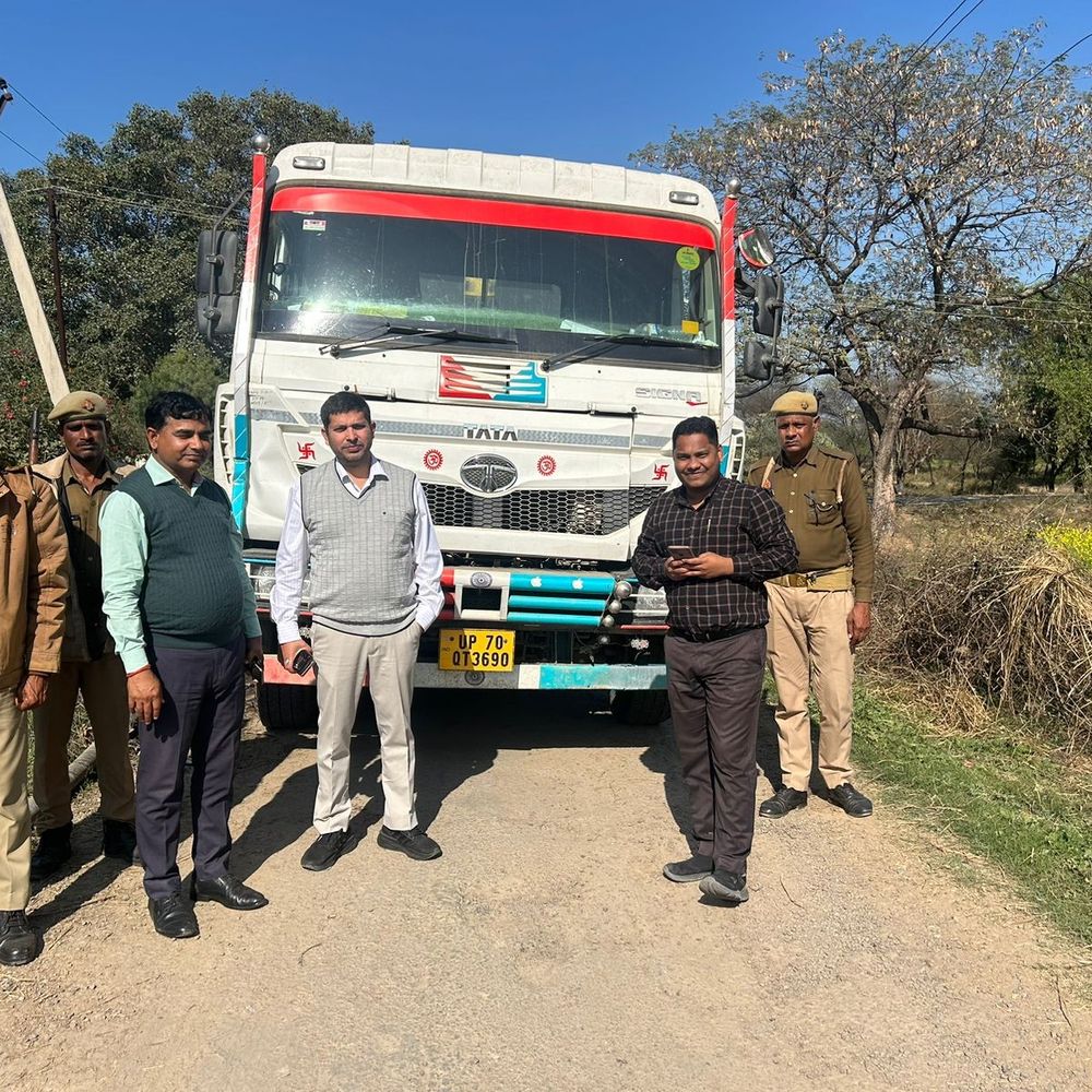 चित्रकूट में अवैध खनन पर डीएम का एक्शन:पोकलैंड मशीन सीज, कारोबारी पर 50 लाख का जुर्माना