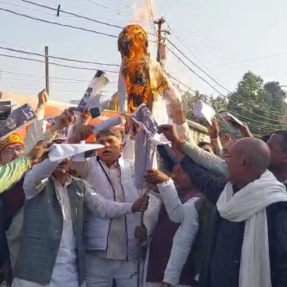 टीईटी अनिवार्यता पर बेसिक शिक्षकों का प्रदर्शन:केंद्रीय मंत्री जयंत चौधरी का पुतला फूंका, वादाखिलाफी का आरोप