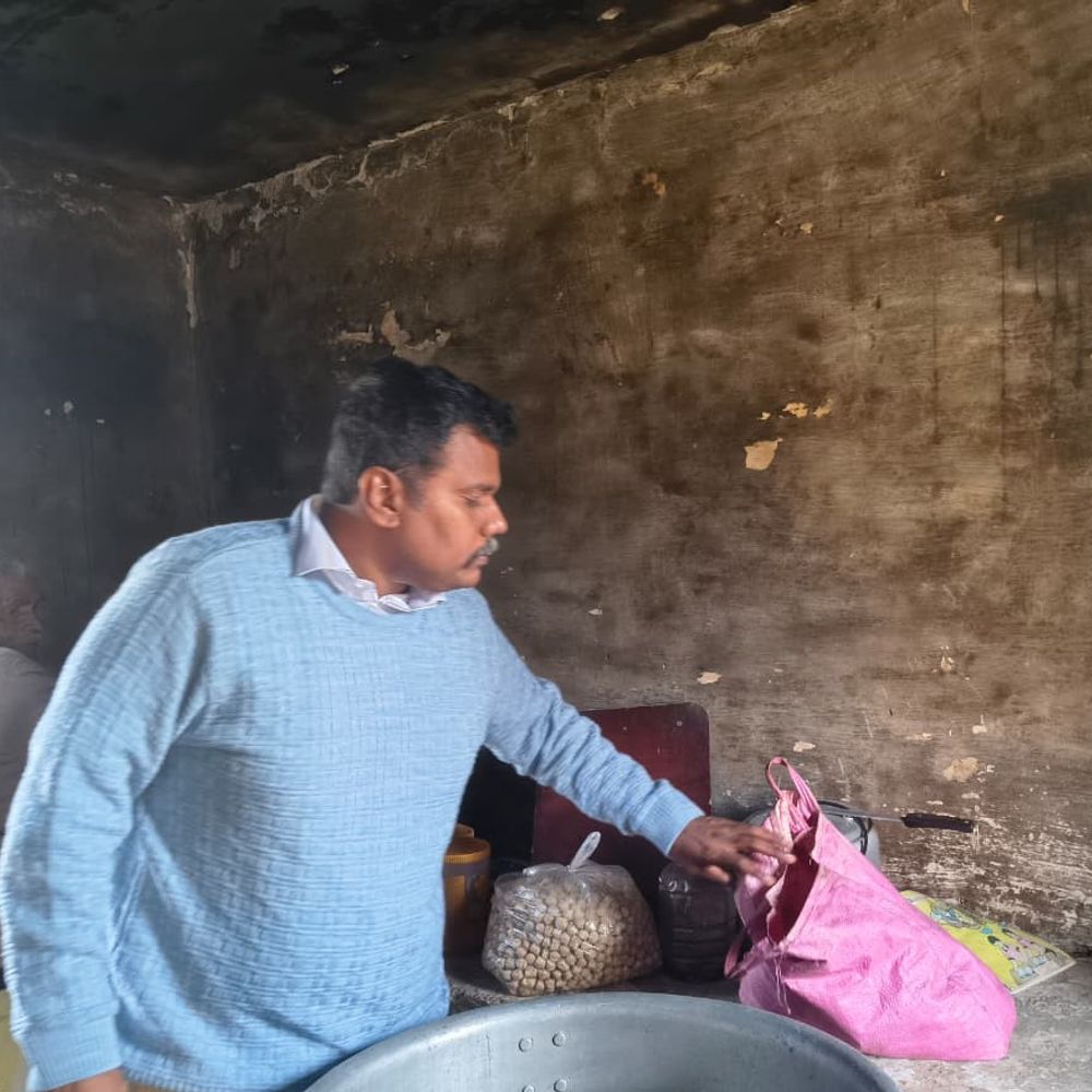 सीतापुर में डीएम ने दो अधिकारियों को थमाया नोटिस:विद्यालय-आंगनबाड़ी निरीक्षण में लापरवाही पर मांगा जवाब, गंदगी पर जताई नाराजगी