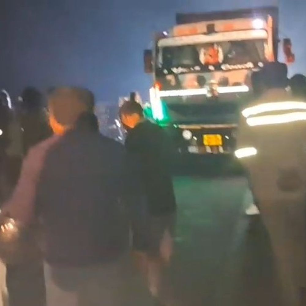 गोंडा में सड़क हादसे में ग्रामीण की मौत:तेज रफ्तार वाहन ने मारी टक्कर, बॉडी के ऊपर से निकला पहिया