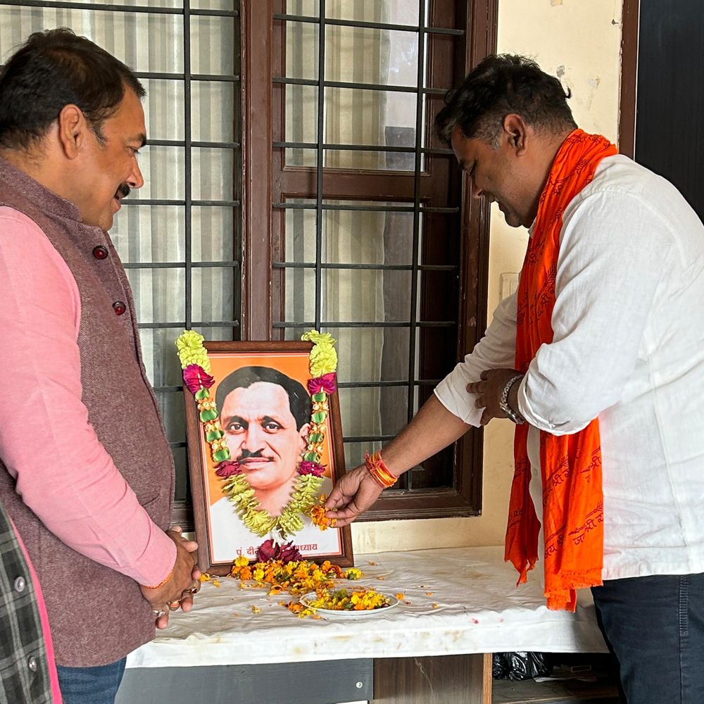 पंडित दीनदयाल उपाध्याय को भाजपा कार्यालय में दी गई श्रद्धांजलि:जिलाध्यक्ष सुधांशु शुक्ला समेत कई नेताओं ने फूल चढ़ाए