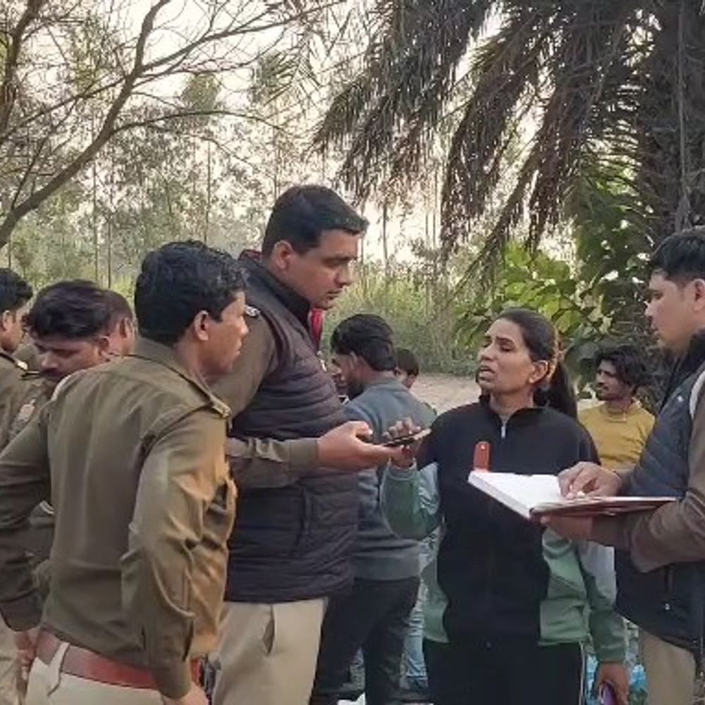 सड़क हादसे में पिता पुत्र समेत 3 की मौत:सीतापुर में डंपर ने ओवरटेक करते समय बाइक को रौंदा, डंपर लेकर चालक फरार