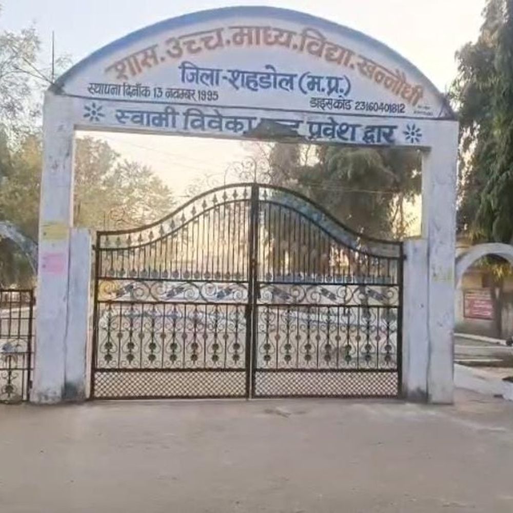 बोर्ड परीक्षा में 2 शिक्षकों ने मोबाइल से फोटो खींचे:नकल कराने की कोशिश का अंदेशा, शहडोल आदिवासी विकास विभाग ने सस्पेंड किया