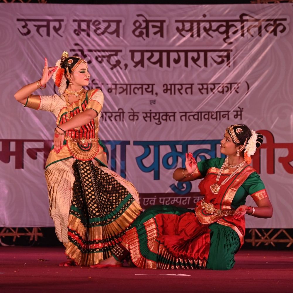 प्रयागराज माघ मेला में सांस्कृतिक संध्या का आयोजन:सरोज ढींगरा के नृत्य और भक्ति गीतों ने दर्शकों को मंत्रमुग्ध किया