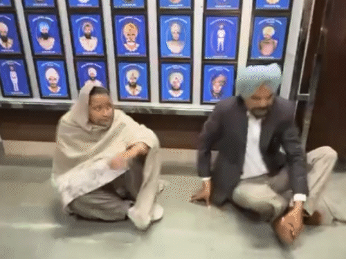 SSP ऑफिस में फर्श पर बैठे सिंगर मूसेवाला के माता-पिता:  बोले- पुलिस बदमाशों के साथ, हमारी सुन नहीं रही, CM का OSD केस बिगाड़ रहा – Mansa News