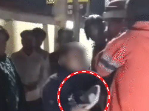 जालौन में युवती ने युवक को चप्पल से पीटा, VIDEO:लोगों ने बीच-बचाव कर युवक को हटाया, जांच जारी