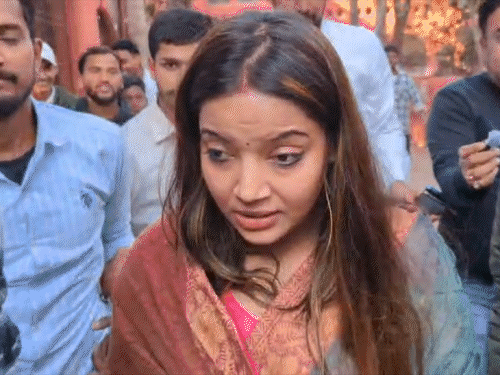 तलाक केस में कोर्ट से भावुक होकर निकलीं ज्योति सिंह:सुलह के लिए नहीं पहुंचे पवन सिंह, वकील ने कहा- अस्पताल में भर्ती हैं