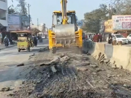 CDO ने नई बनी सड़क को जेसीबी से उखड़वाया, VIDEO:रोड खुदवाकर सैंपल लिए, कहा- मानकों की पुष्टि के बाद ही शुरू होगा काम