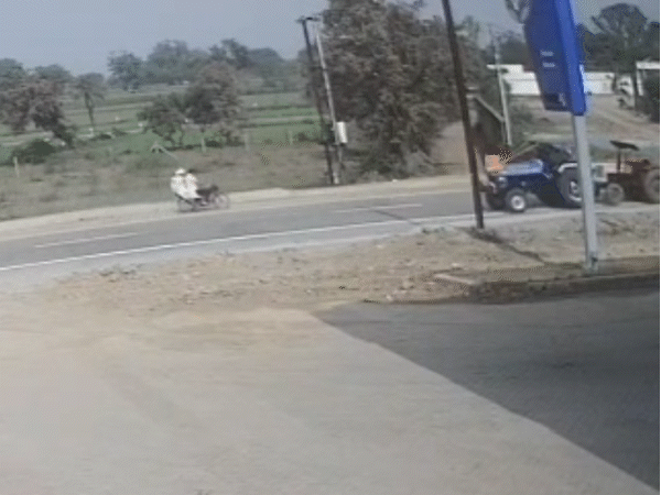 ट्रैक्टर के दो टुकड़े होने का लाइव VIDEO:कार तेज गति से टकराई, ट्रैक्टर दो टुकड़े में बंटा, कोई जनहानि नहीं हुई