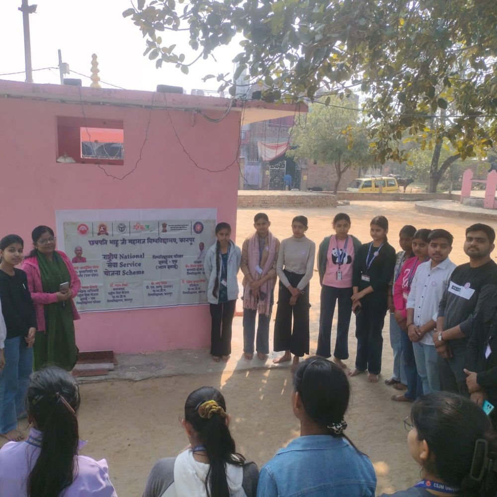 बिठूर के बराठनपुरवा में CSJMU स्वयंसेवकों ने कमान संभाली:प्लास्टिक मुक्त गांव का संकल्प लिया, घर-घर जाकर बच्चों का टीकाकरण कराया