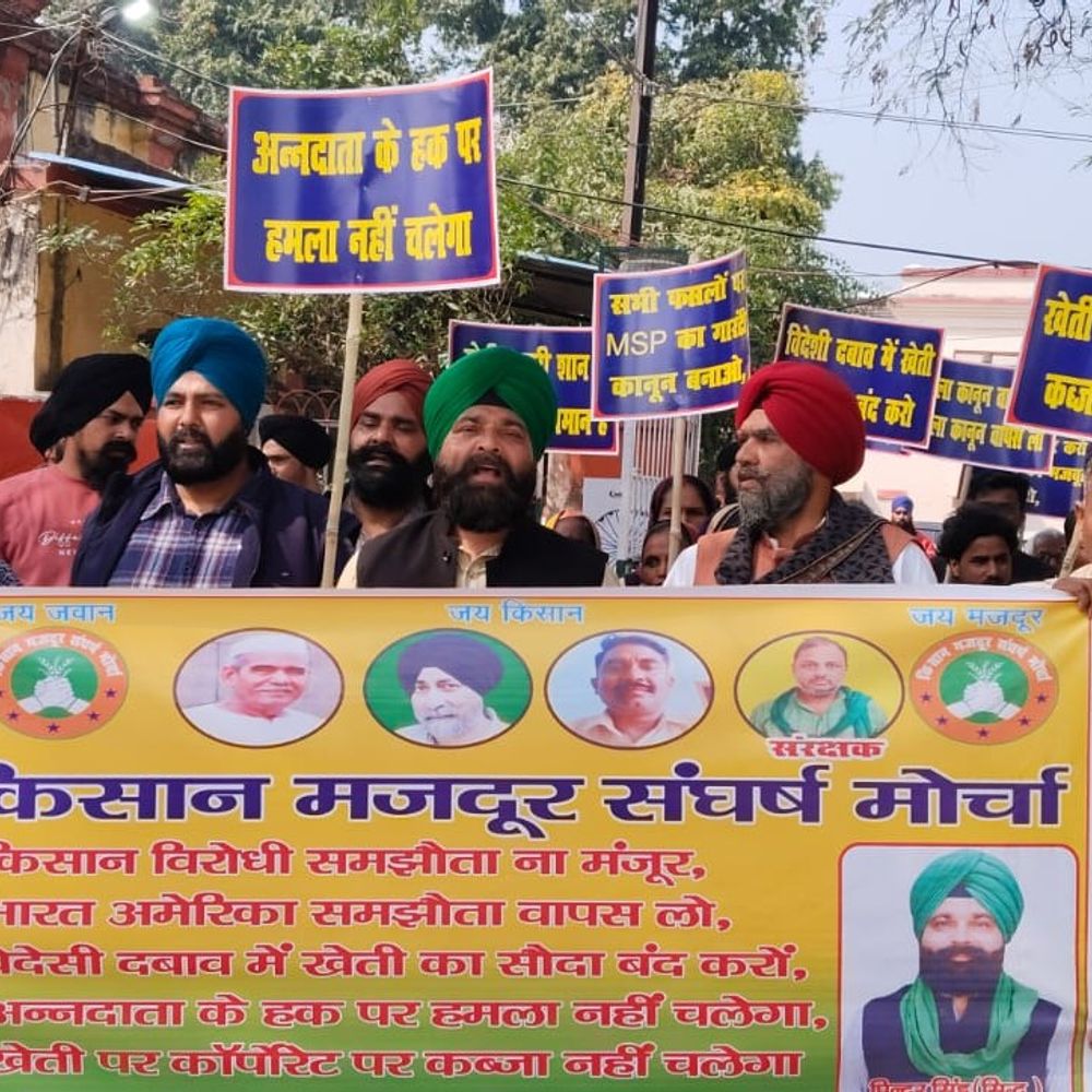 सीतापुर में भारत-अमेरिका कृषि समझौते का विरोध:किसानों ने प्रतियां जलाईं, उचित मूल्य न मिलने की आशंका जताई