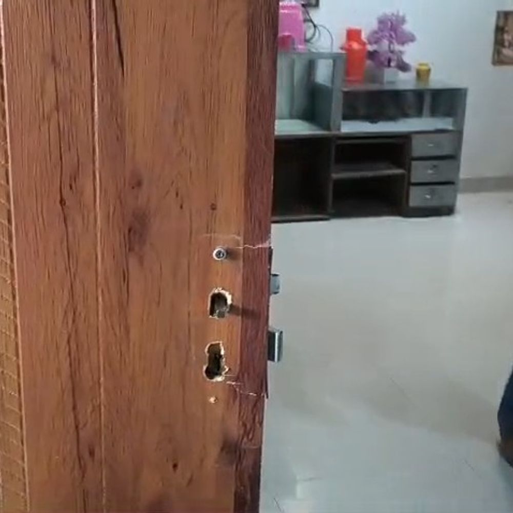 सीतापुर में घर का ताला तोड़कर चोरी:परिवार शादी में गया था, 75 हजार नगदी सहित 3 लाख के जेवर गायब, वारदात CCTV में कैद