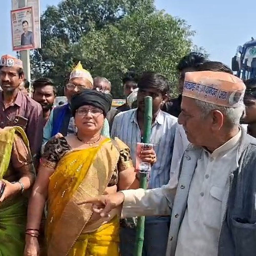 महोबा में किसानों ने चक्का जाम किया:बिजली कटौती और जल जीवन मिशन की बदहाली पर फूटा गुस्सा