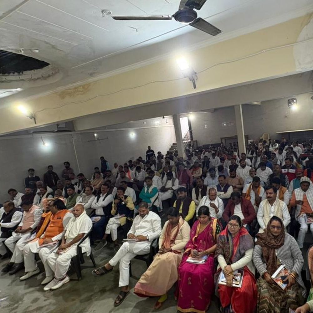 भाजपा कार्यालय में पं. दीनदयाल उपाध्याय का समर्पण दिवस मनाया:चित्र पर पुष्प अर्पित किया, आदर्शों पर चलने का लिया संकल्प