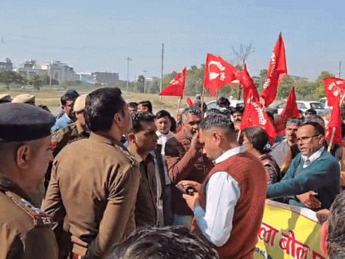 पंचकूला में क्लेरिकल स्टाफ का प्रदर्शन:  मुख्यालय जाने की जिद पर पुलिस से टकराव, ऑनलाइन ट्रांसफर और प्रमोशन की मांग – Panchkula News