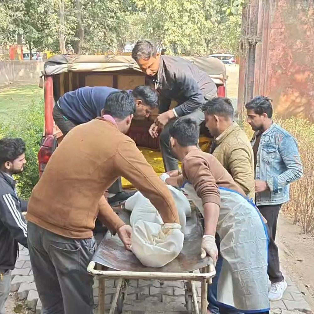 बोलोरो की टक्कर से दो बाइक सवार युवकों की मौत:मथुरा में सगाई से लौटते समय हुआ हादसा, जांच जारी