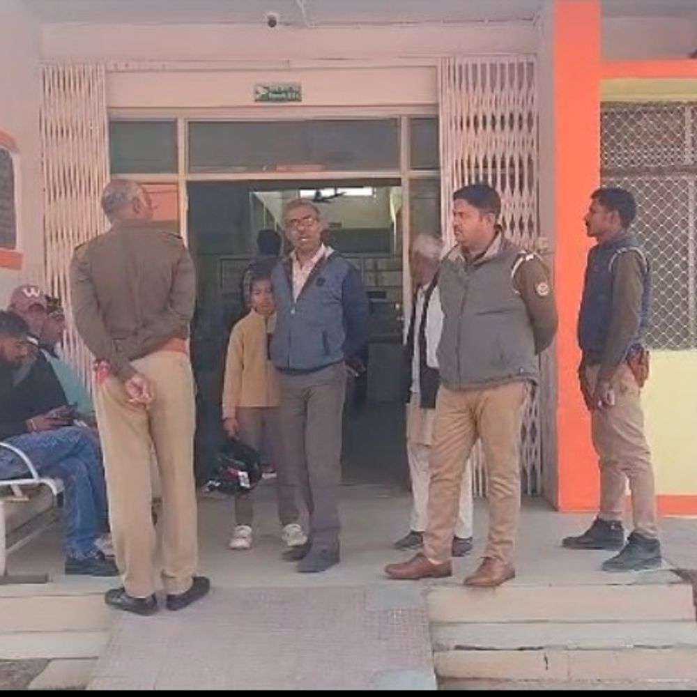 बदायूं तहसील में सुनवाई के दौरान व्यक्ति की मौत:एसआईआर नोटिस पर पहुंचे व्यक्ति की बिगड़ी तबीयत, बेहोश होकर गिरे