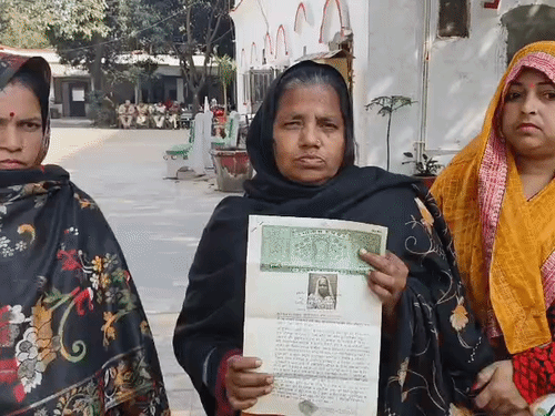 बरेली में विधवा महिला के घर पर दबंगों का धावा:  दीवार तोड़कर कब्जे की कोशिश, हिस्ट्रीशीटर ने साथियों के साथ मिलकर महिला का गला दबाया – Bareilly News