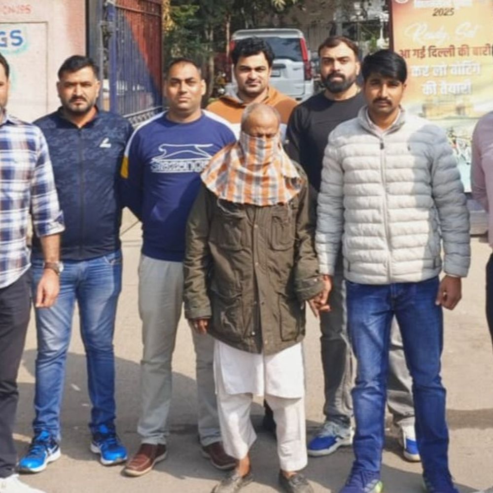 दिल्ली में तीन लोगों के मर्डर मामले में तांत्रिक गिरफ्तार:धनवर्षा के नाम पर जहर मिले लड्डू खिलाए; UP-राजस्थान में पहले भी 2 मर्डर केस