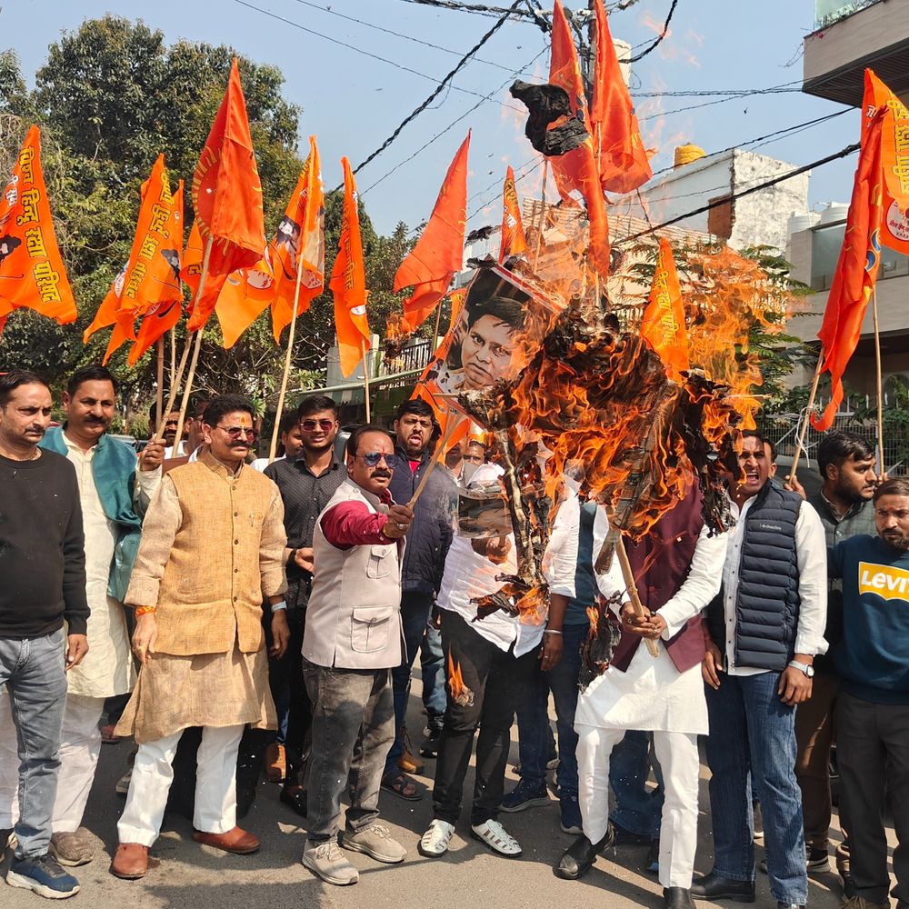लखनऊ में VHRP का विरोध प्रदर्शन:हुमायूं कबीर का पुतला फूंका , मुर्शिदाबाद में बाबरी मस्जिद निर्माण का विरोध किया