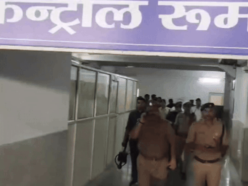 1AC कोच से रिटायर्ड रेलवे अफसर की अटैची चोरी:टीटीई पर अनधिकृत यात्री को बर्थ देने का आरोप, चौरी-चौरा एक्सप्रेस में घटना