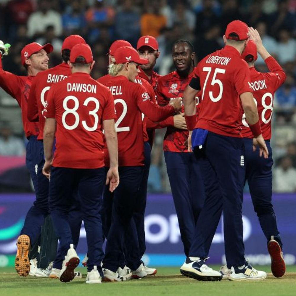 टी-20 वर्ल्ड कप- 8 रन पर कैरेबियाई ओपनर्स पवेलियन लौटे:होप जीरो, किंग एक रन पर आउट; इंग्लैंड के आर्चर-करन को एक-एक विकेट