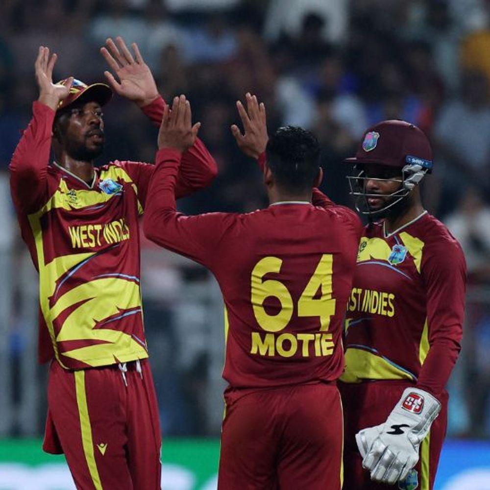 टी-20 वर्ल्डकप-197 चेज कर रही इंग्लैंड के 8 बैटर्स आउट:अब 16 बॉल पर 46 रन चाहिए, वेस्टइंडीज के गुडकेश मोती को तीसरा विकेट