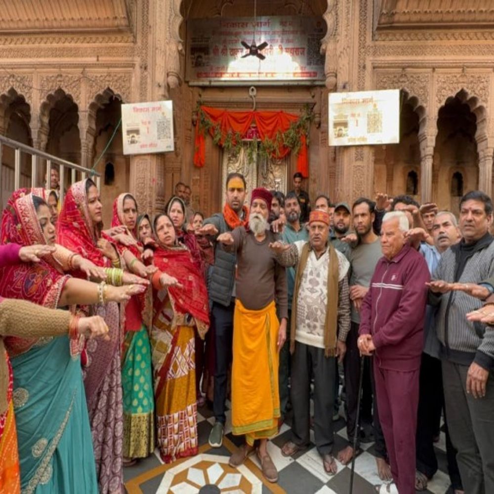 बांके बिहारी कॉरिडोर का विरोध:हाथ उठाकर ली मकान और मंदिर न देने की कसम, प्रदर्शन करने वालों ने कहा नहीं देंगे अपनी जमीन