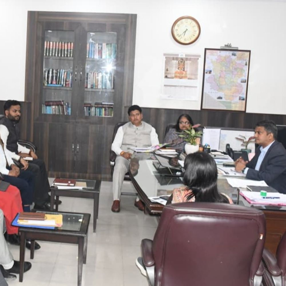 प्रयागराज में भूमाफियाओं पर लगेगा गुंडा और गैंगस्टर एक्ट:DM ने की एंटी भूमाफिया टास्क फोर्स की बैठक, सख्त कार्रवाई के निर्देश