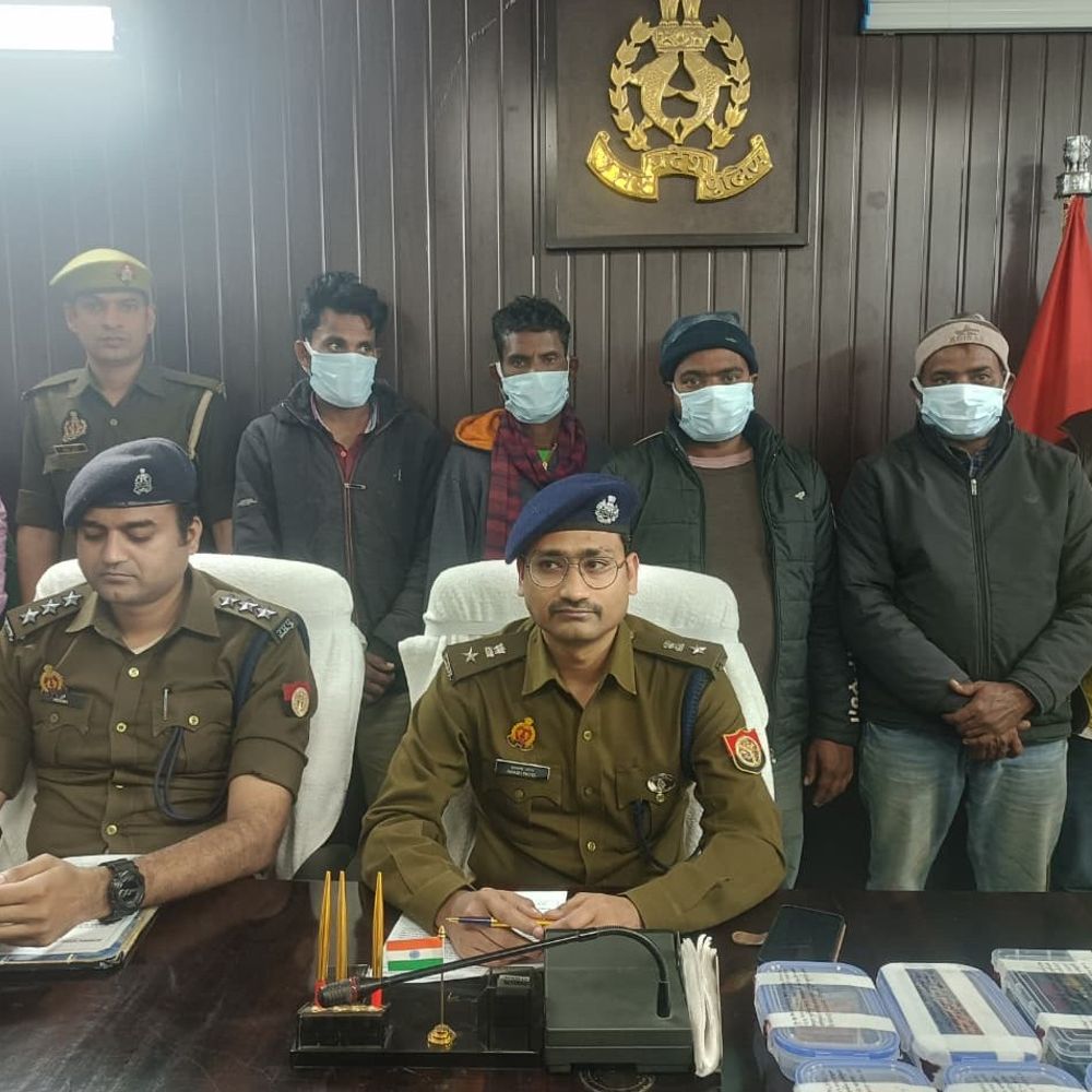 बैंक-अकाउंट से 42.5 लाख की साइबर ठगी:वाराणसी के व्यापारी को फर्जी लिंक भेजा, धनबाद से कार बरामद; 5 गिरफ्तार