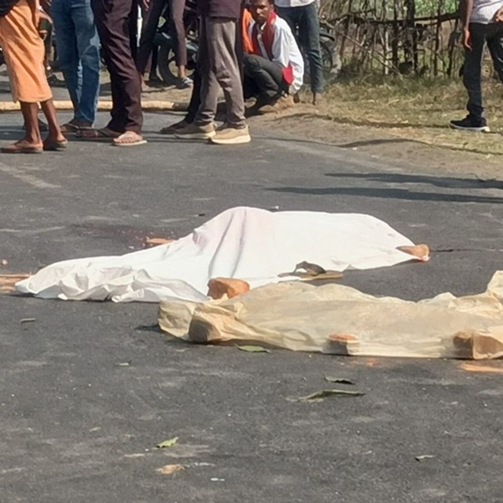 सूरजपुर में ट्रेलर ने मारी बाइक को टक्कर,एक की मौत:  हादसे में दो अन्य घायलों में एक गंभीर, लोगों ने सड़क बंद कर किया प्रदर्शन – Ambikapur (Surguja) News