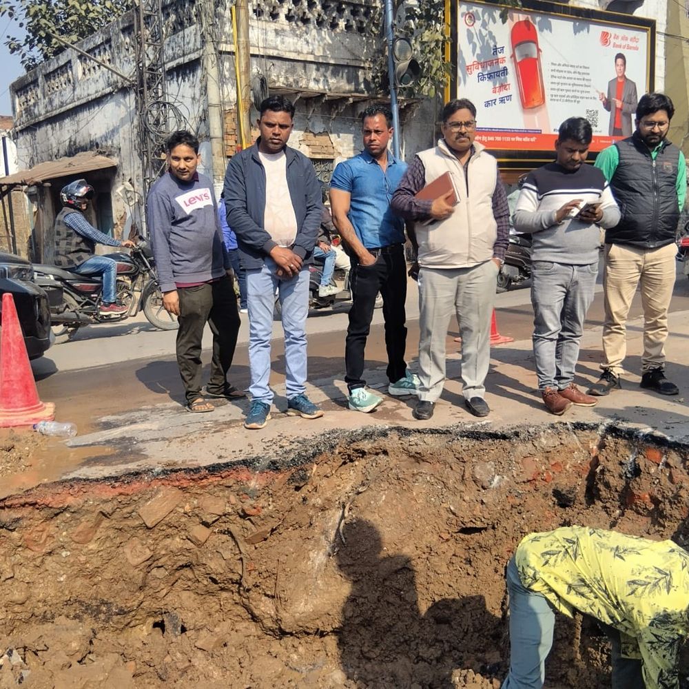 आगरा की सड़कें गड्ढों में, हादसों का बढ़ रहा खतरा:बिना सुरक्षा के खोदी जा रही रोड, ठेकेदारों के सामने जिम्मेदार चुप