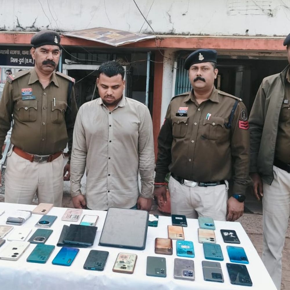 दुर्ग में शातिर चोर गिरफ्तार:  खेल मैदान और परीक्षा केंद्रों के बाहर खड़ी गाड़ियों से चोरी करता था मोबाइल, लॉक खोलकर करता था ऑनलाइन ट्रांजेक्शन – durg-bhilai News